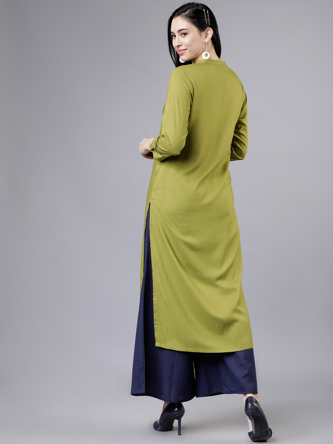 Vishudh Women Green Embroidered Straight Kurta