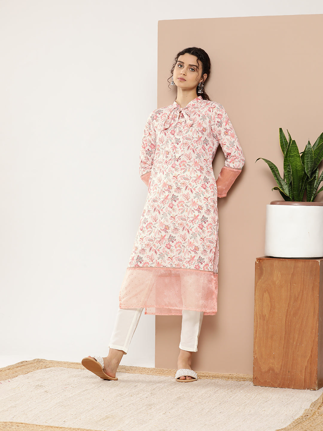 Ahalyaa Women Pink & Off White Floral Printed Gotta Patti Floral Crepe Kurta